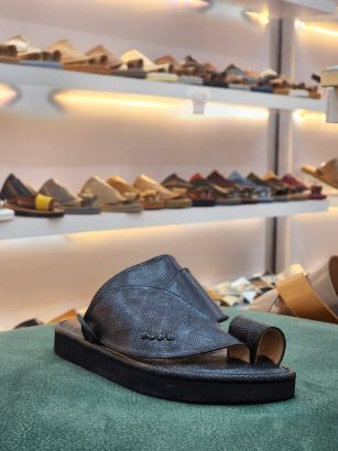 صورة شرقي جلد فاخر منقوش مديل س63